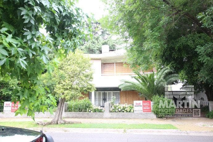 Casa sobre lote de 838 M2, con gran parque y pileta - La Lucila, excelente ubicación - 1