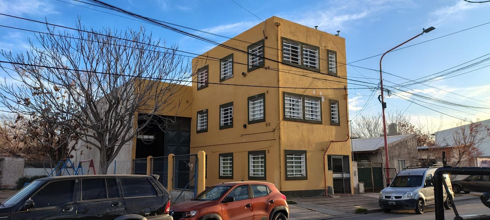 Venta de Galpón 200 M2 + 3 Dptos de 50 M2 - 1