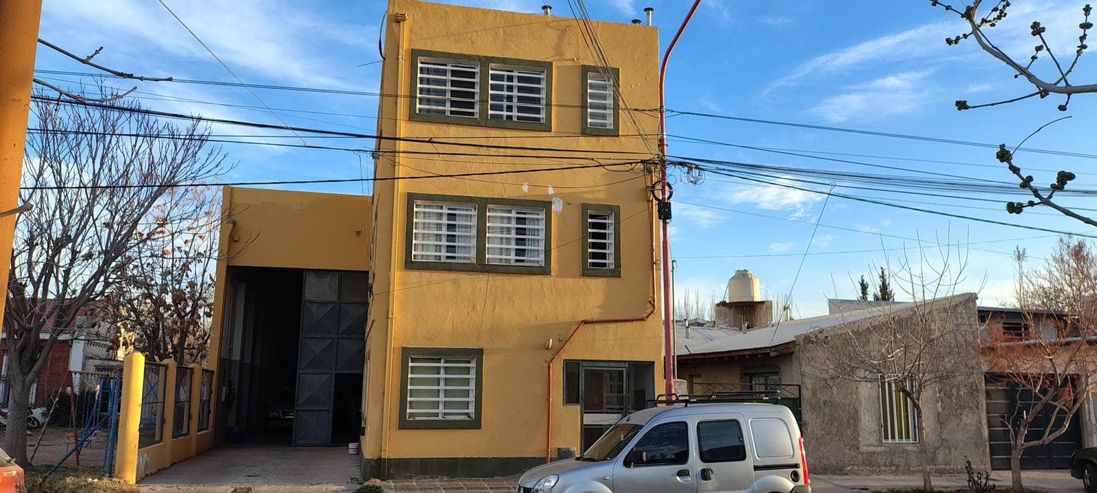 Venta de Galpón 200 M2 + 3 Dptos de 50 M2 - 1