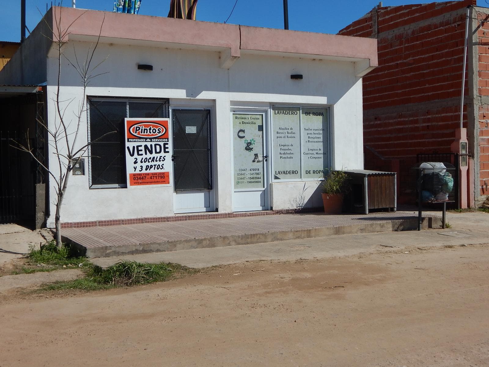 3 departamentos y dos locales sobre Rivadavia. Ideal para renta. SAN JOSE. ENTRE RIOS - 1
