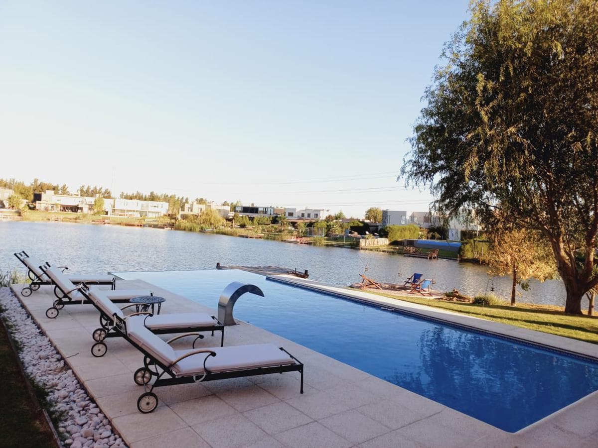 Casa en San Benito con lote de 1500 m con 70 metros de costa sobre laguna.4 dormitorios. - 1