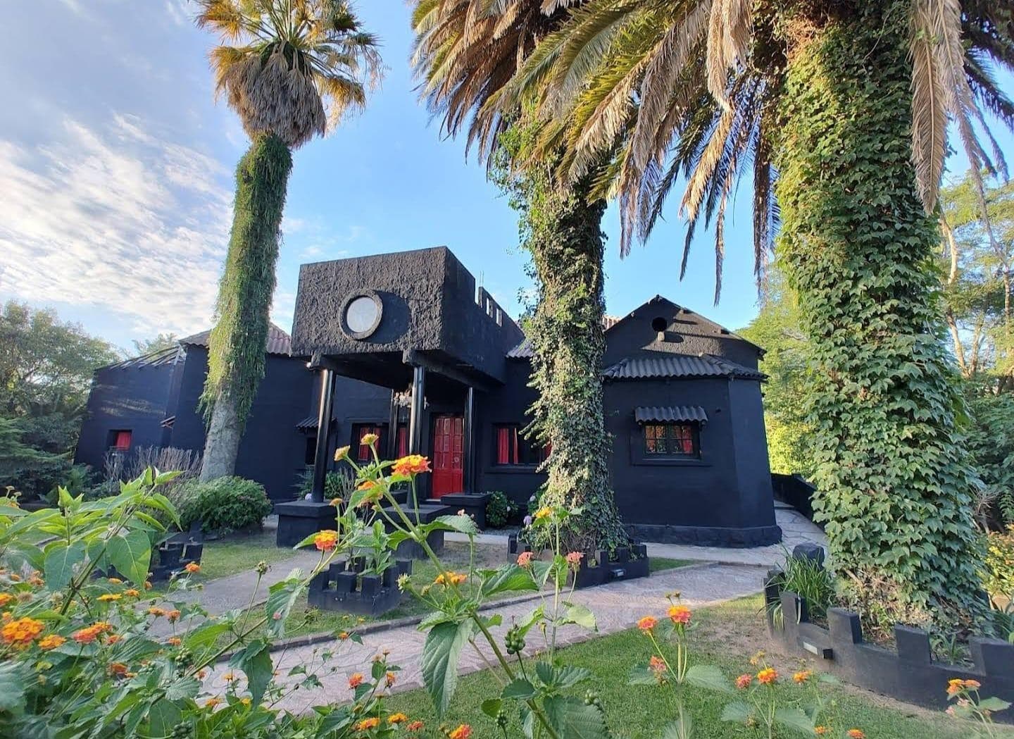 Hotel estilo gótico en Tanti - 1