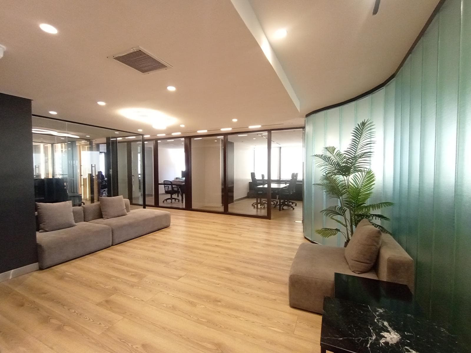 Oficina Premium en alquiler en Torre CHACOFI II, totalmente renovada - Piso alto - 1