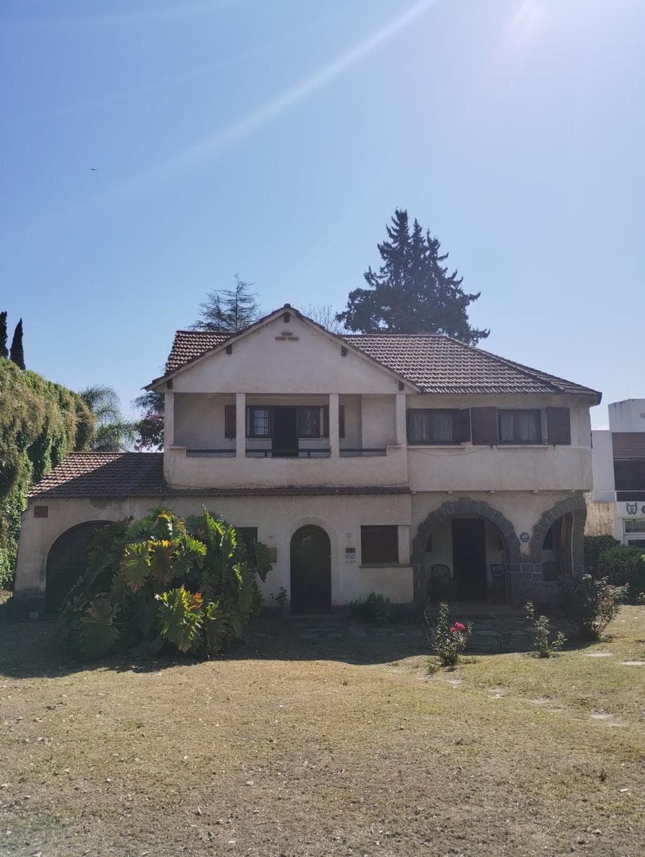 Casona en Unquillo, pleno centro, gran terreno - 1
