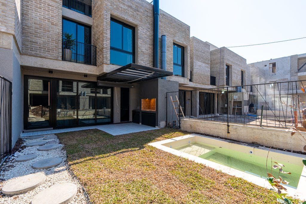 Venta Casa en Fisherton con Pileta y Parrillero - 1