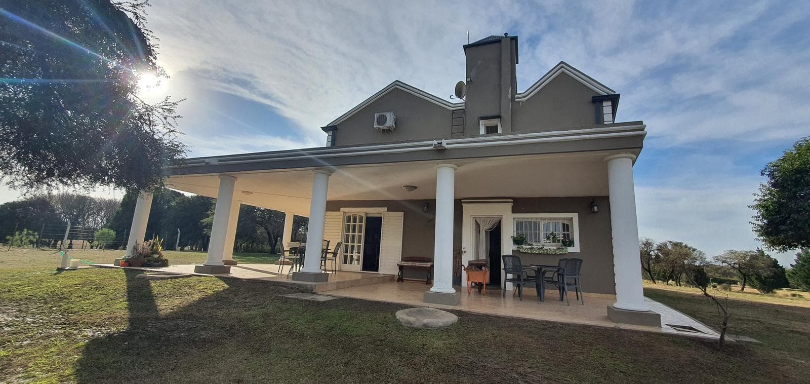 SE VENDE casa de categoría y 2.7 has en FALDA DEL CARMEN !!! - 1