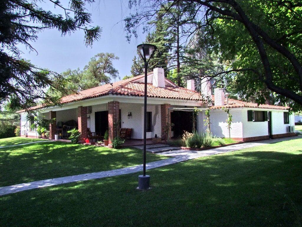 Hotel en venta - 3 Dormitorios 5 Baños - Cochera - 7000mts2 - Maipú - 1