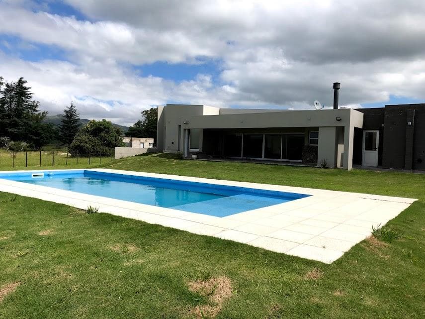 Casa en Los Reartes, Barrio Punto Claro, 5 ambientes. 2.000 metros totales, 220 m2 cubiertos. - 1