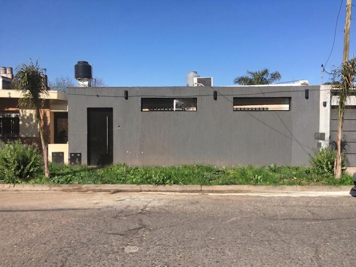 VENTA | PERMUTA - Casa - 2 dormitorios, patio y jardín - Gral. José de San Martin, Rosario. - 1