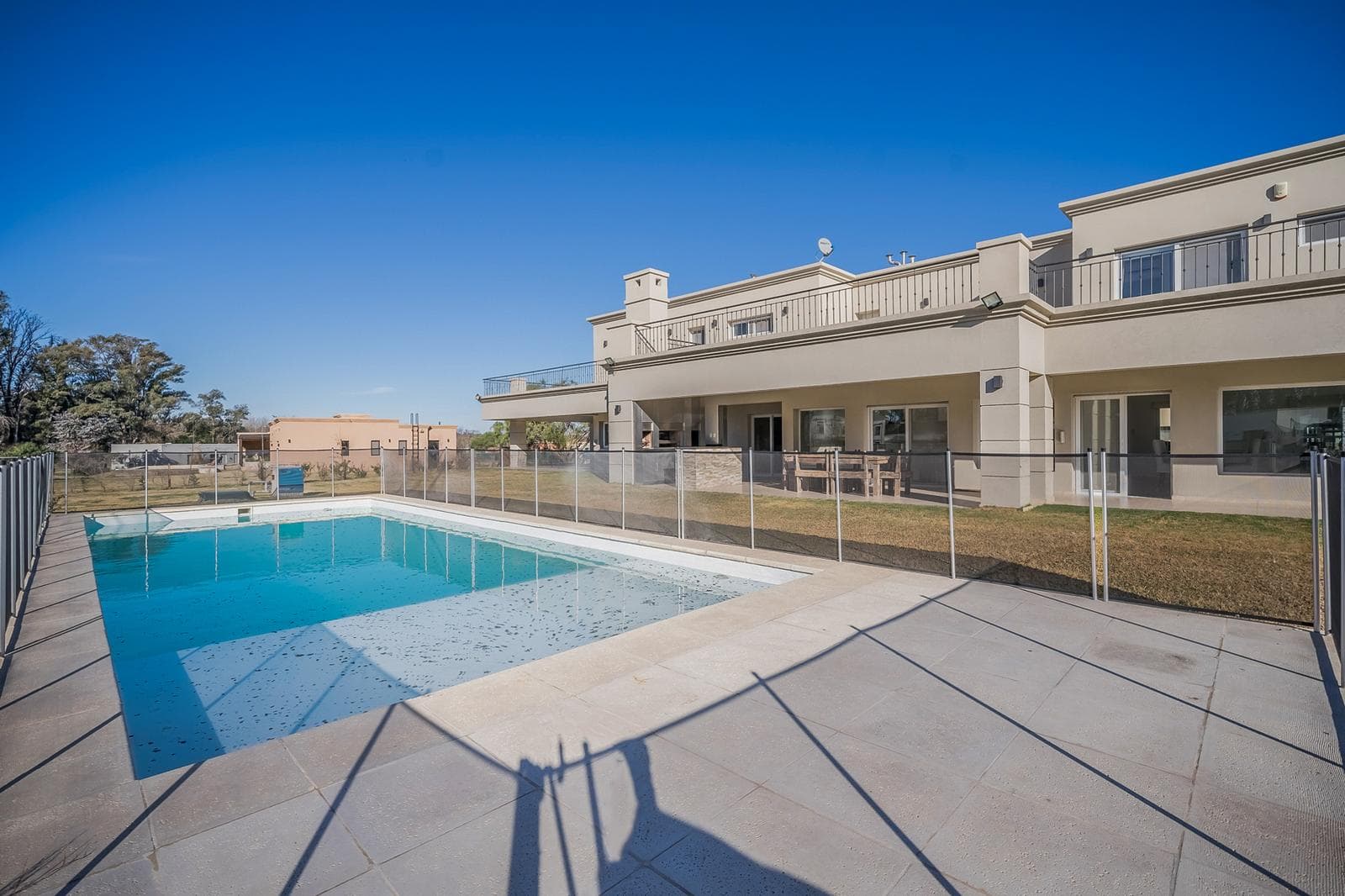 Venta Casa 6 amb con Pileta Barrio Cerrado Lote 2000 m2 en Lujan - 1