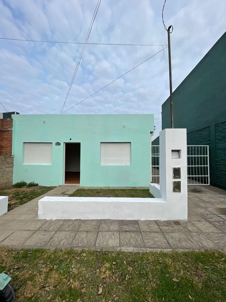 Casa en alquiler en lujan calle la plata 1857 barrio parque esperanza - 1