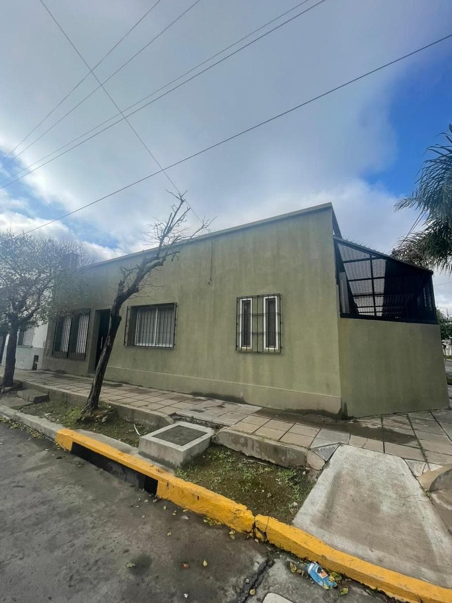 Casa en venta 4 Amb. con Garaje y Lote Propio – Chacabuco al 2200 - 1