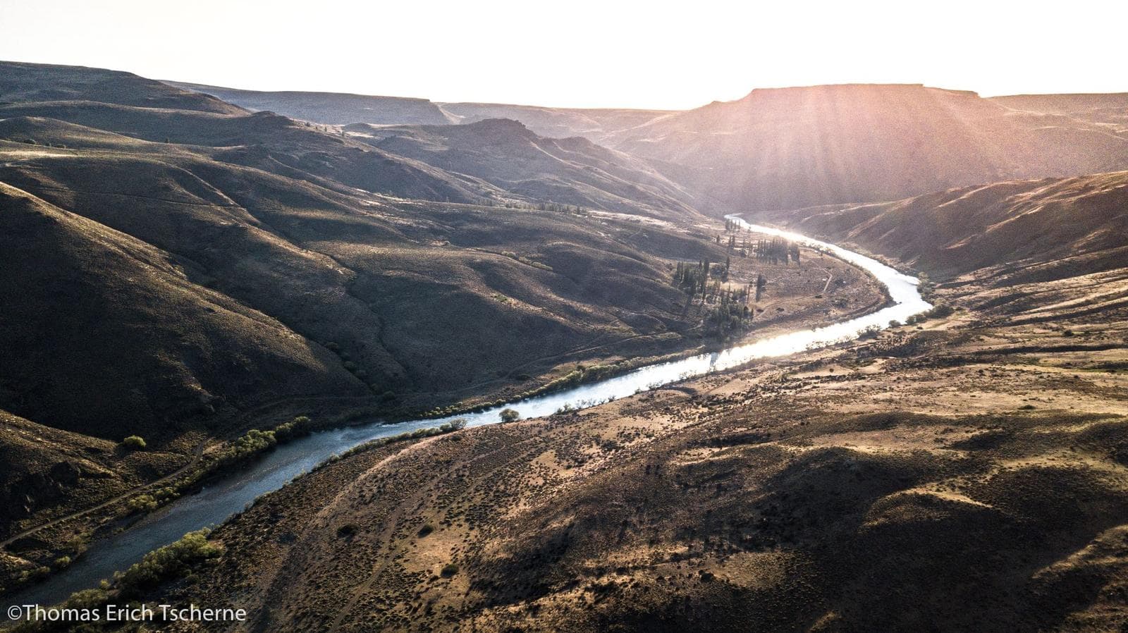 Campo Nahuel Mapi sobre Rio Aluminè - Patagonia Argentina - 1