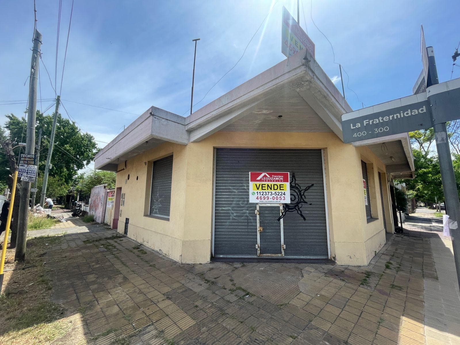 LOCAL CON COCHERAS - EXCELENTE UBICACION - 1