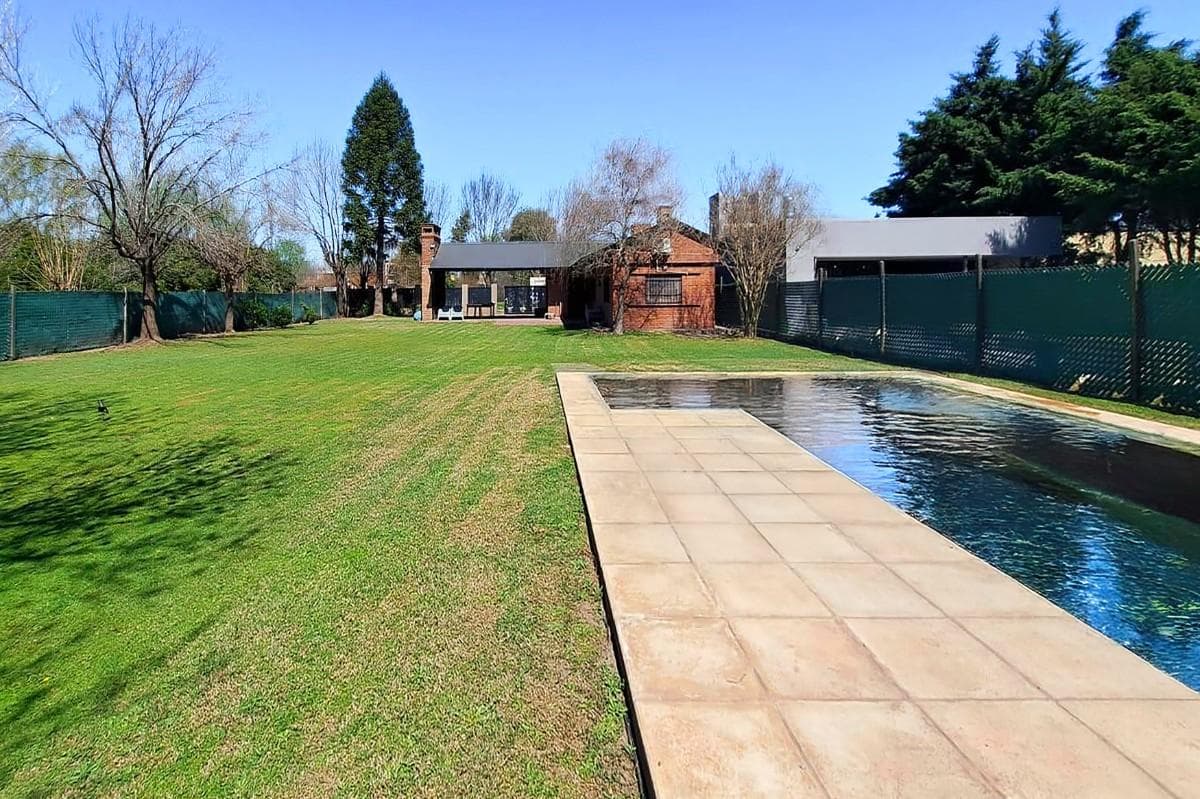 VENTA | PERMUTA - Casa de 2 dormitorios con galería y piscina - Roldán. - 1