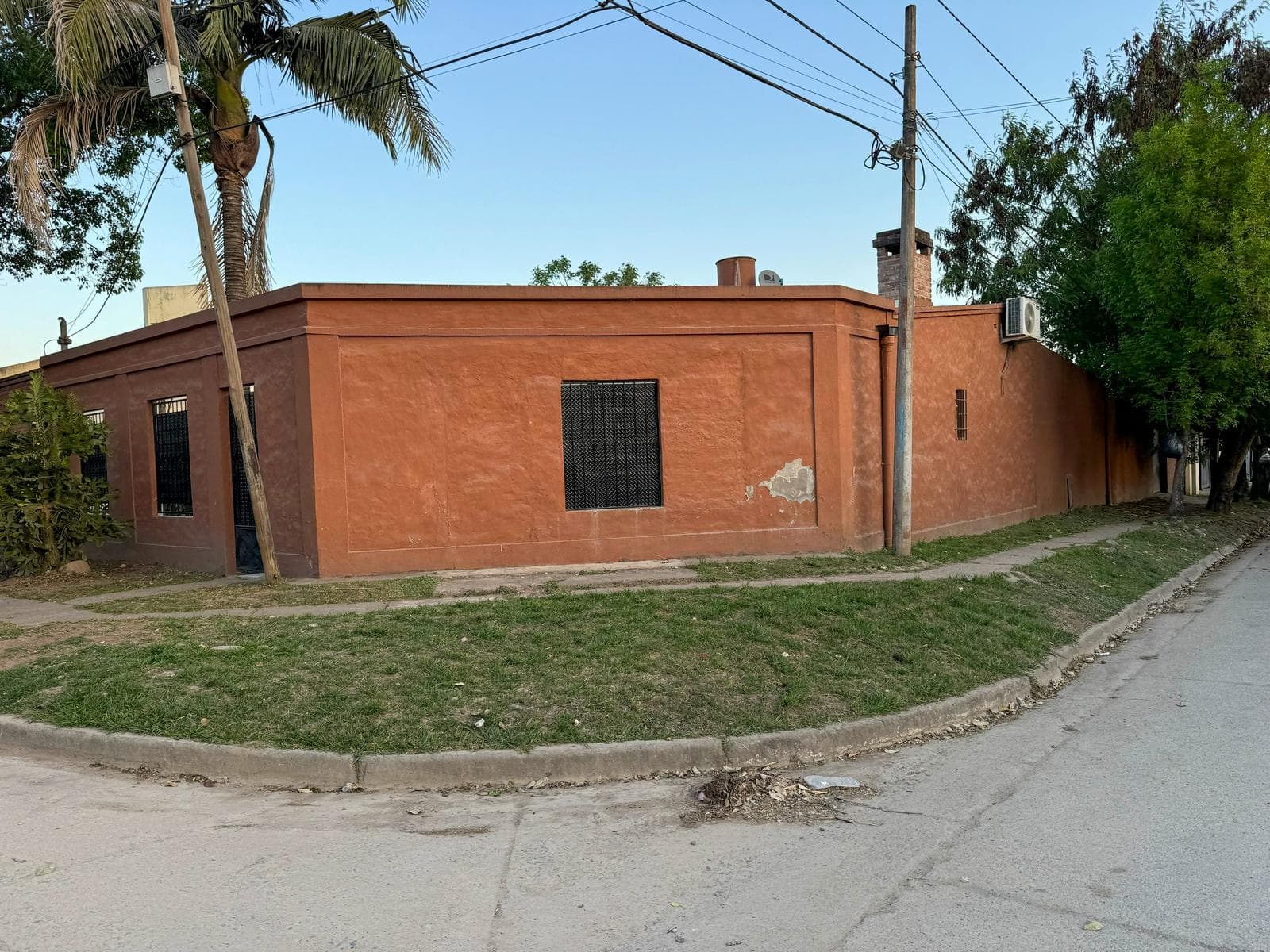 Casa en alquiler 3 dormitorios muy cerca de Av Perón - 1