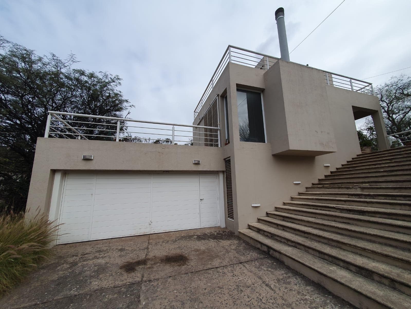 Venta - Casa de tres dormitorios con pileta - Mendiolaza - 1
