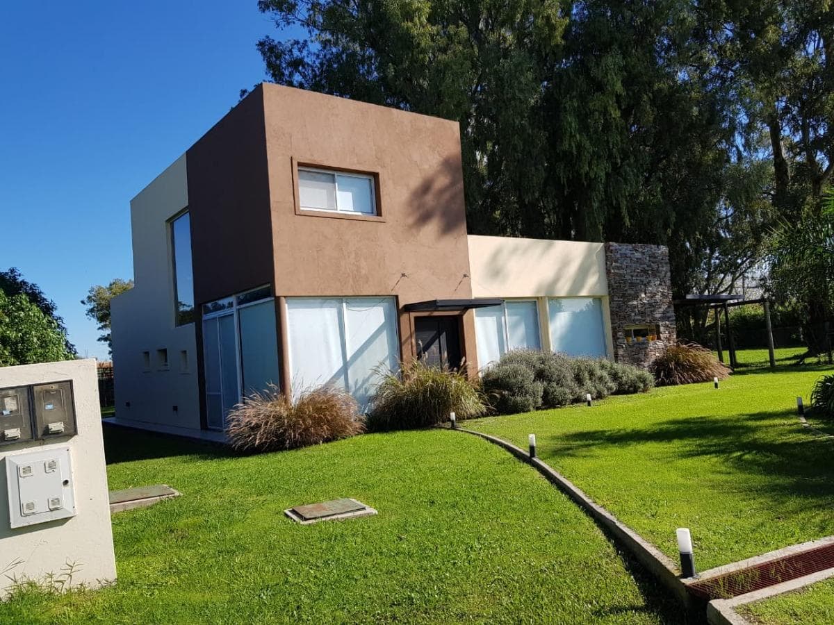 Casa en venta - 4 Dormitorios 3 Baños - Cochera - 836Mts2 - La candida. - 1