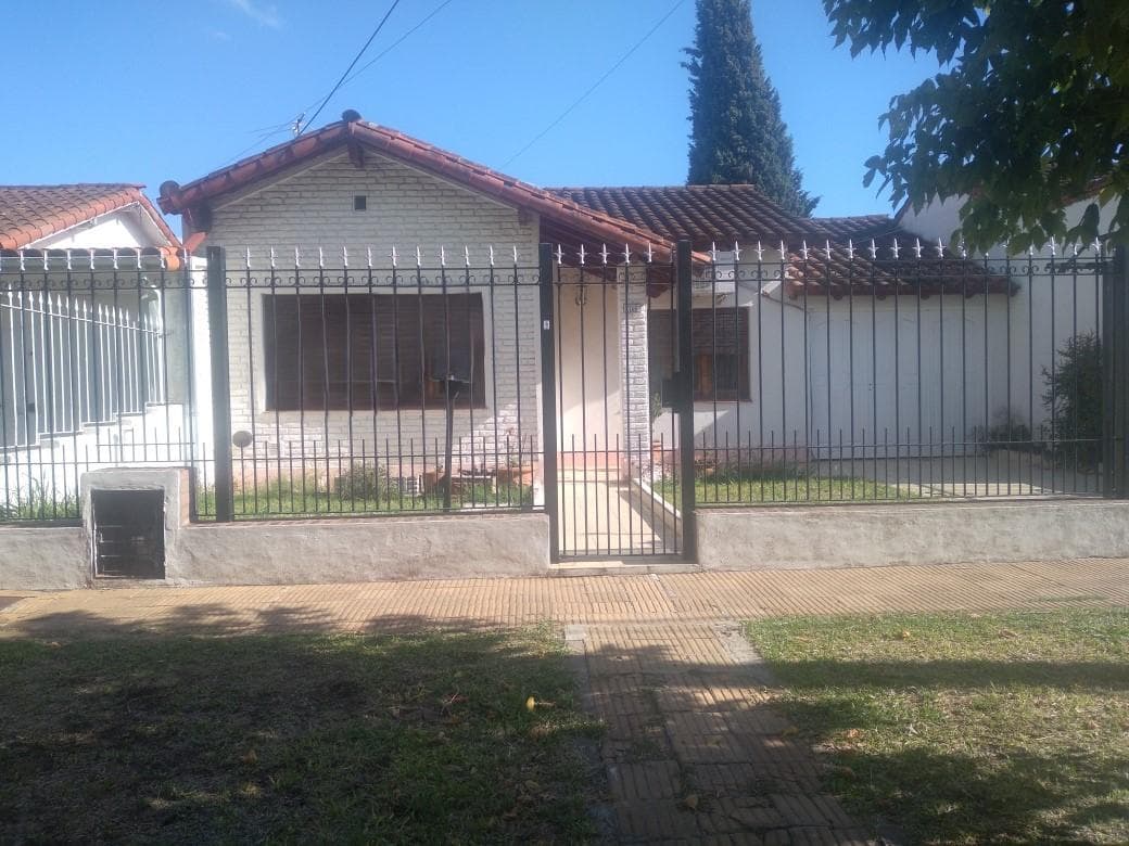 Casa en venta - 2 Dormitorios 1 Baño - Cochera - 390Mts2 - Los Polvorines - 1