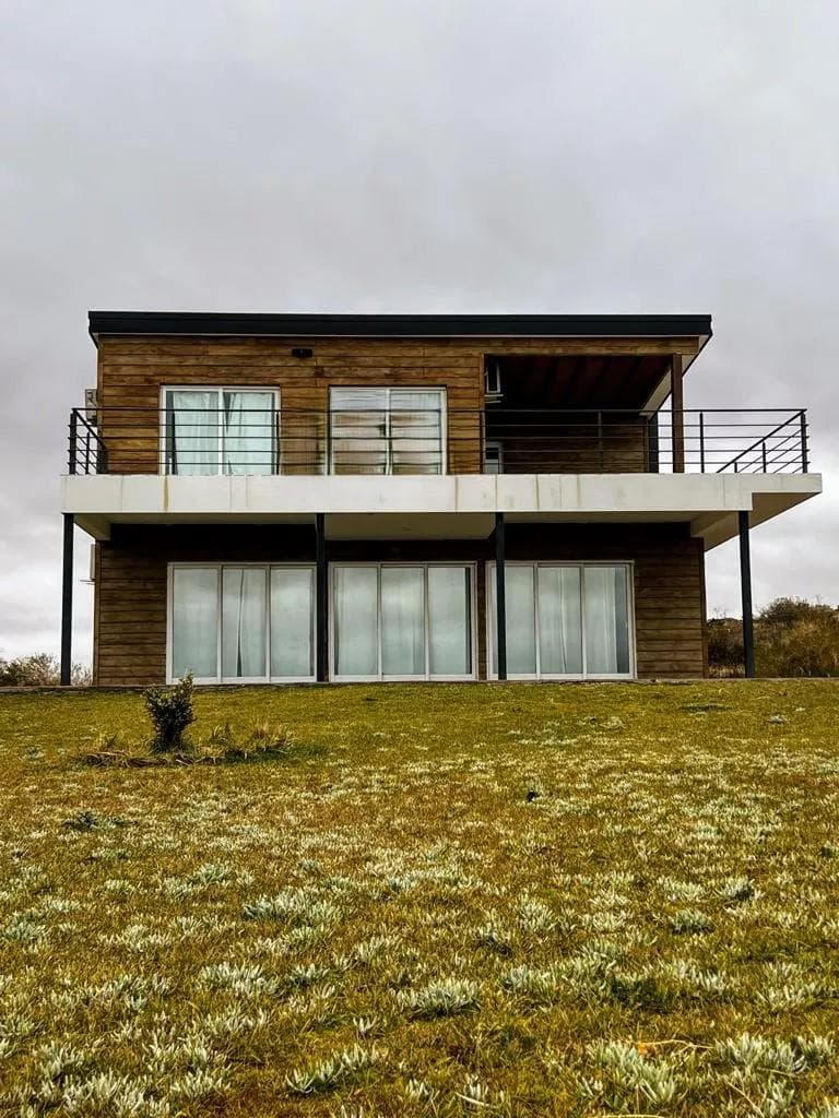 Casa en venta - 2 Dormitorios 2 Baños - Cocheras - 160Mts2 - Neuquén - 1