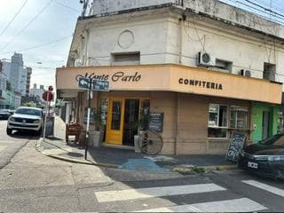 Local en importante esquina céntrica - 1