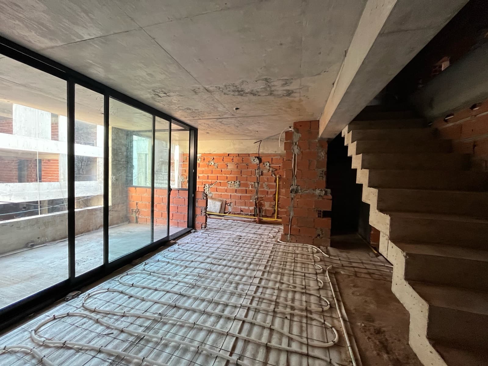 1 dormitorio en suite. 1 baño y toilette. Cochera. Balcón. Pileta y parrillas - 1