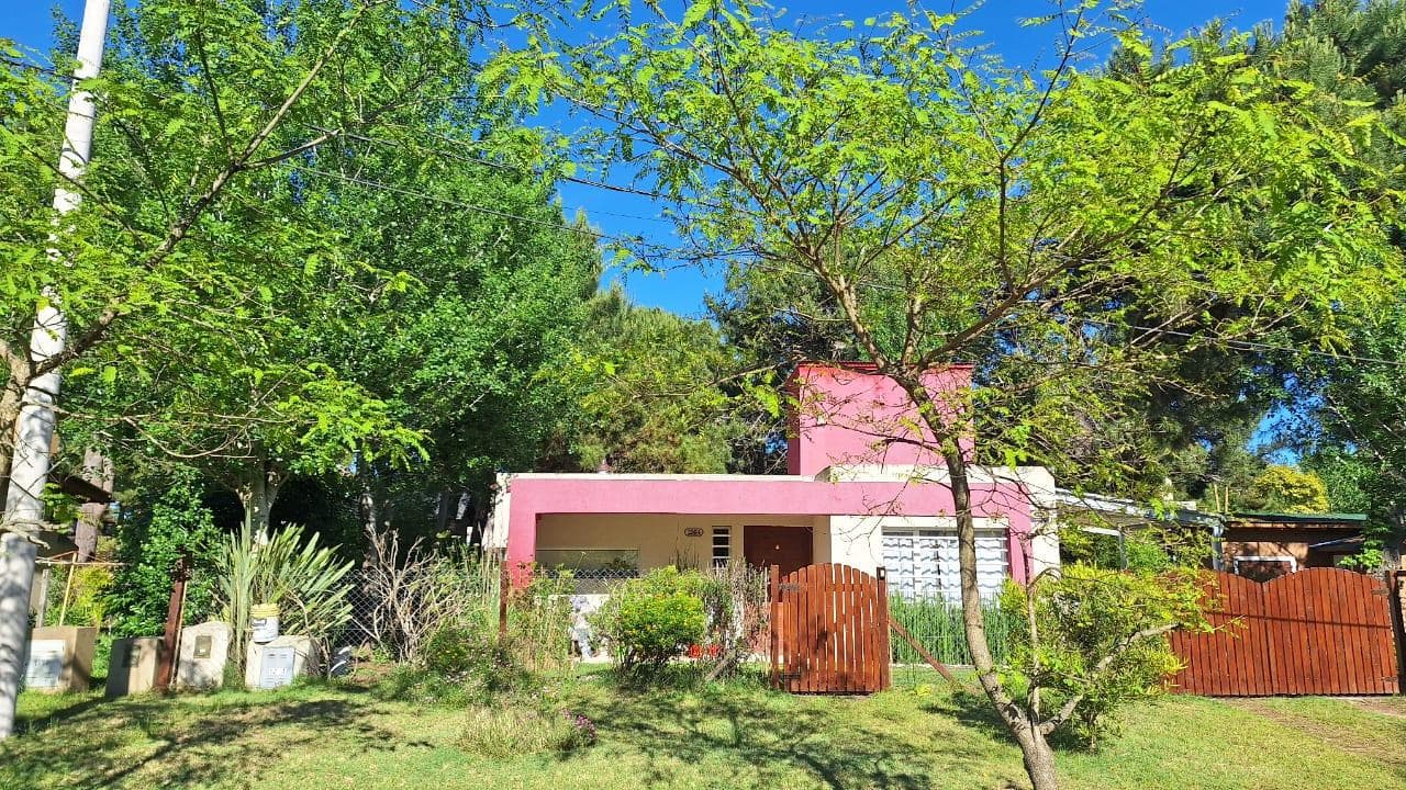 Casa moderna en alquiler de verano, para 6 personas, con cochera, pinamar valeria del mar, seguridad - 1
