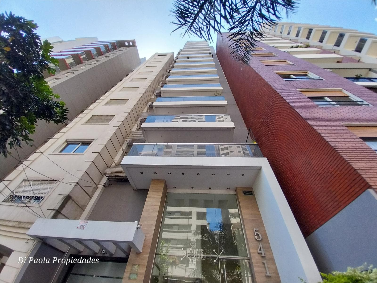 Lujoso piso alto con cochera y baulera - 1