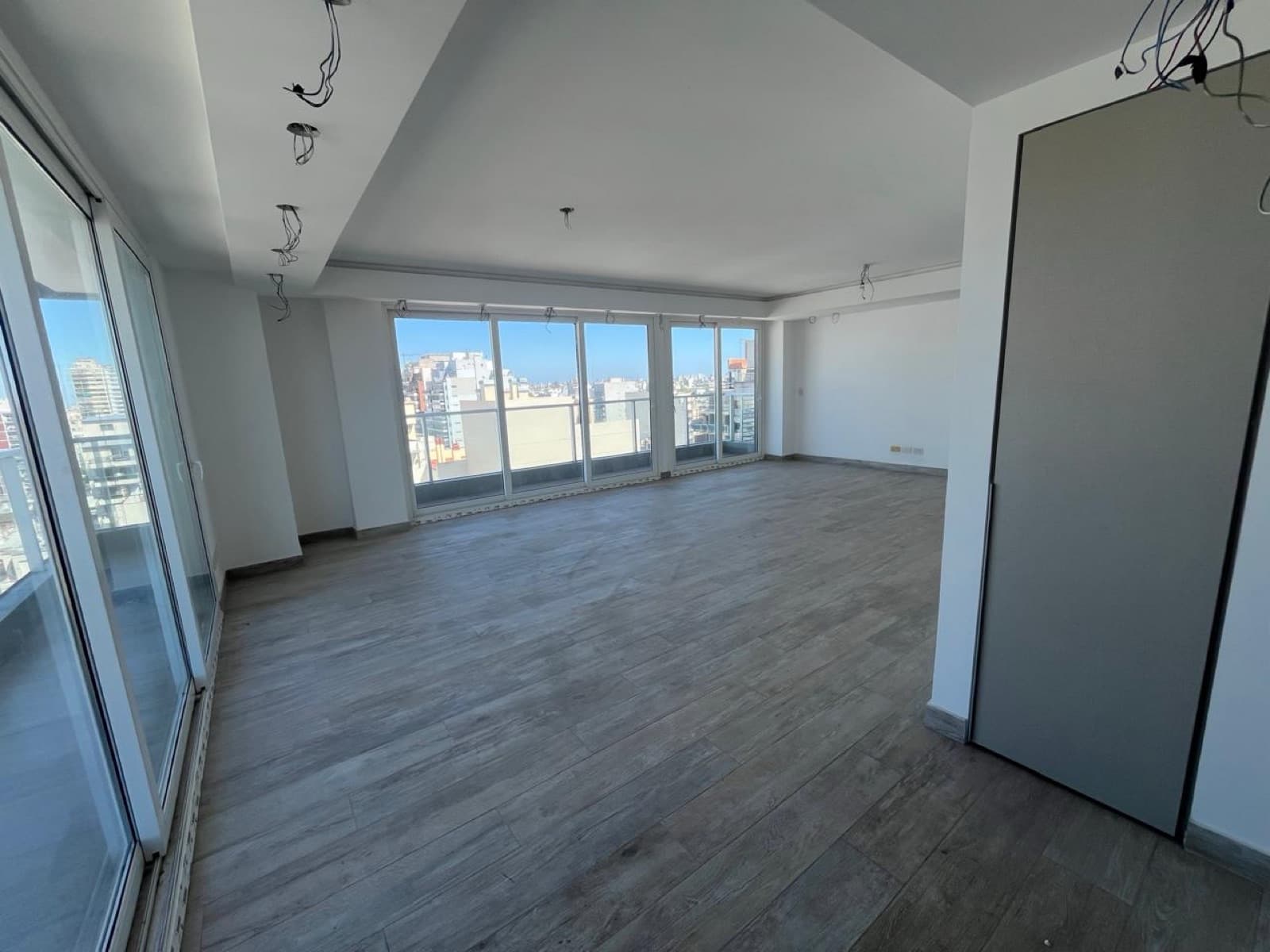 Departamento 4 ambientes con dependencia y cochera adicional - Seguridad 24 hs y Amenities!! - 1