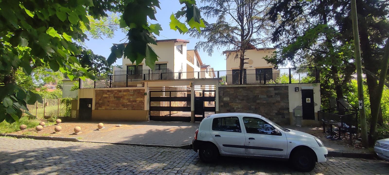 DUPLEX 4 AMBIENTES EN PEQUEÑO CONDOMINIO - 2