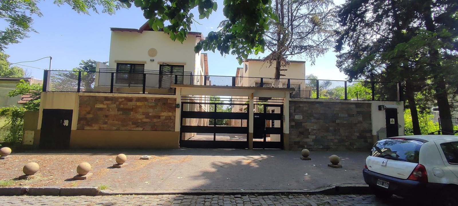 DUPLEX 4 AMBIENTES EN PEQUEÑO CONDOMINIO - 1