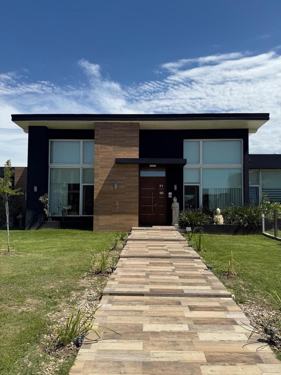 Casa en venta - 4 Dormitorios 5 Baños - Cochera - 1.350Mts2 - Esteban Echeverría - 1