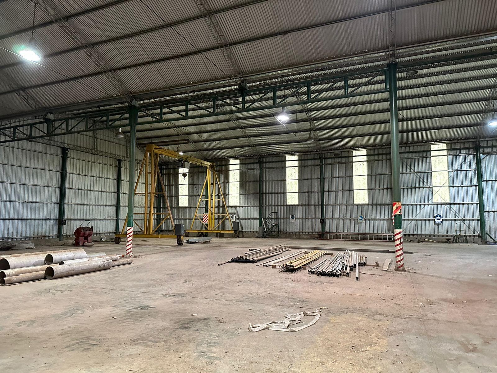 SE VENDE O ALQUILA IMPORTANTE GALPÓN Y OFICINAS - 1