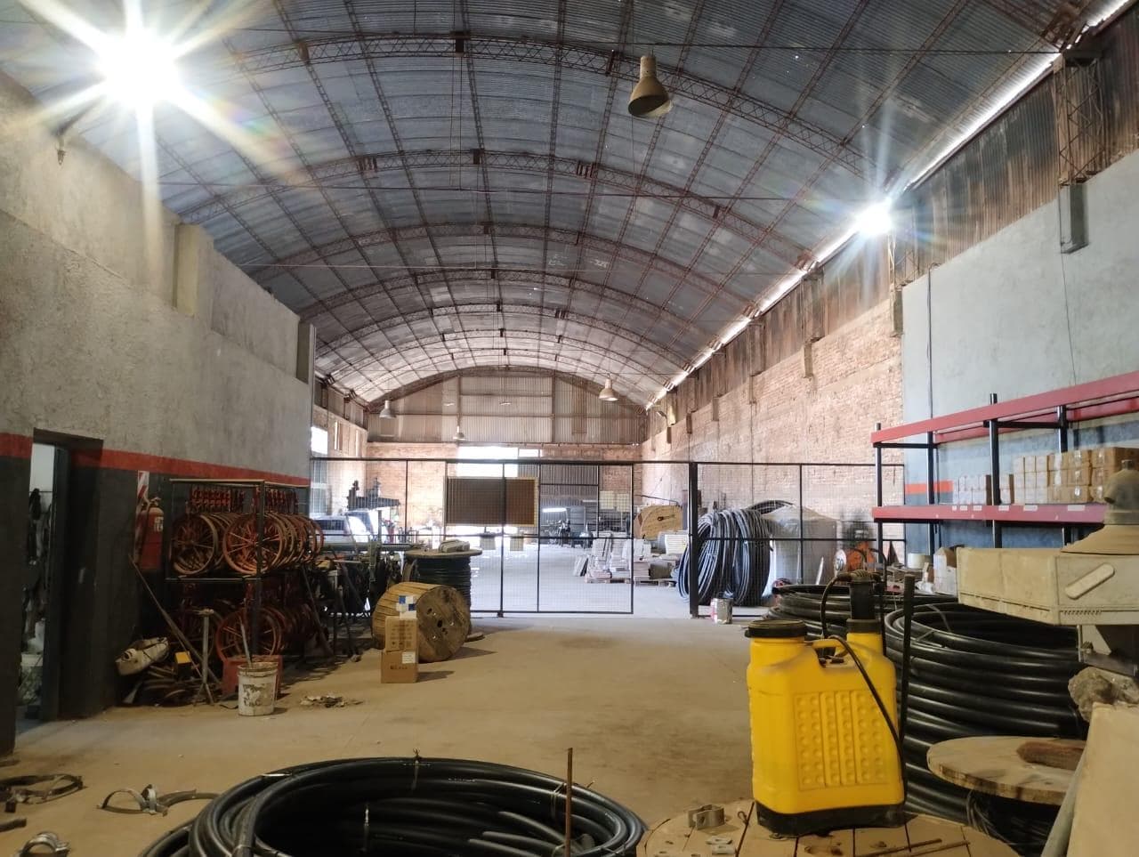 Galpón con oficinas sobre Av. Las Malvinas - 1