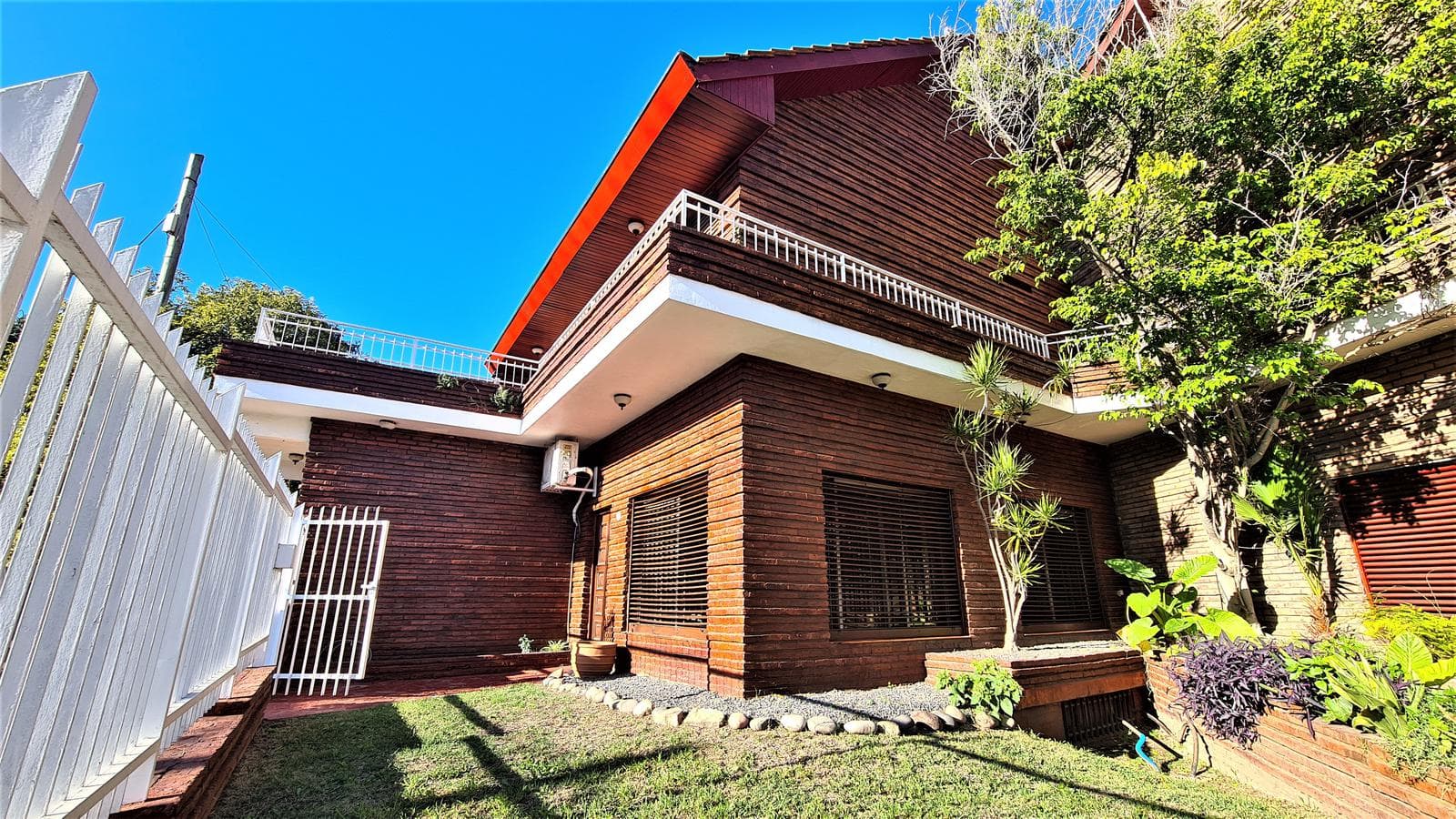 Chalet de 5 Ambientes - 3 Plantas - Garage p/2 autos - Patio - Jardín - 1