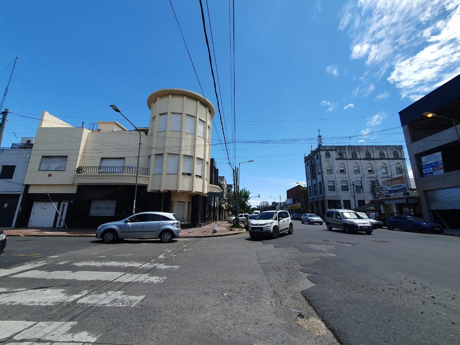 Propiedad comercial en esquina estratégica de Villa Lynch - 1