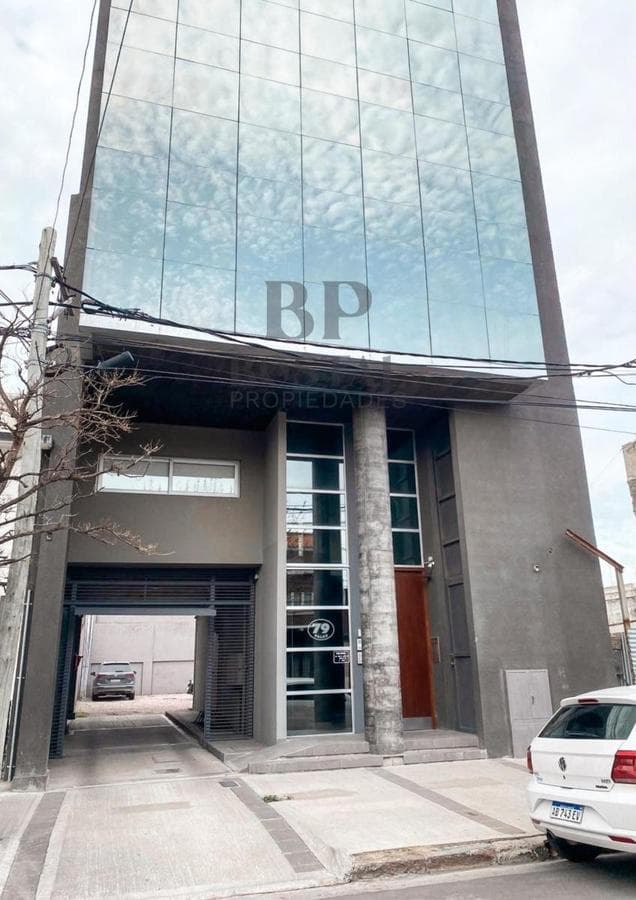 VENTA OFICINA moderna, Centro. Dos ambientes grandes mas privado, baño, cocina.- - 1