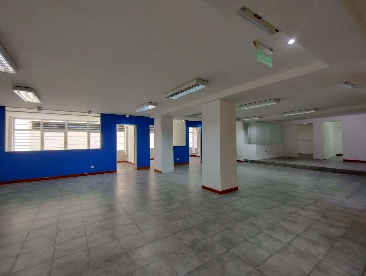 OFICINA PB ACCESO PALIER PRIVADO, CON COCHERA , HABILITABLE ANMAT. - 1