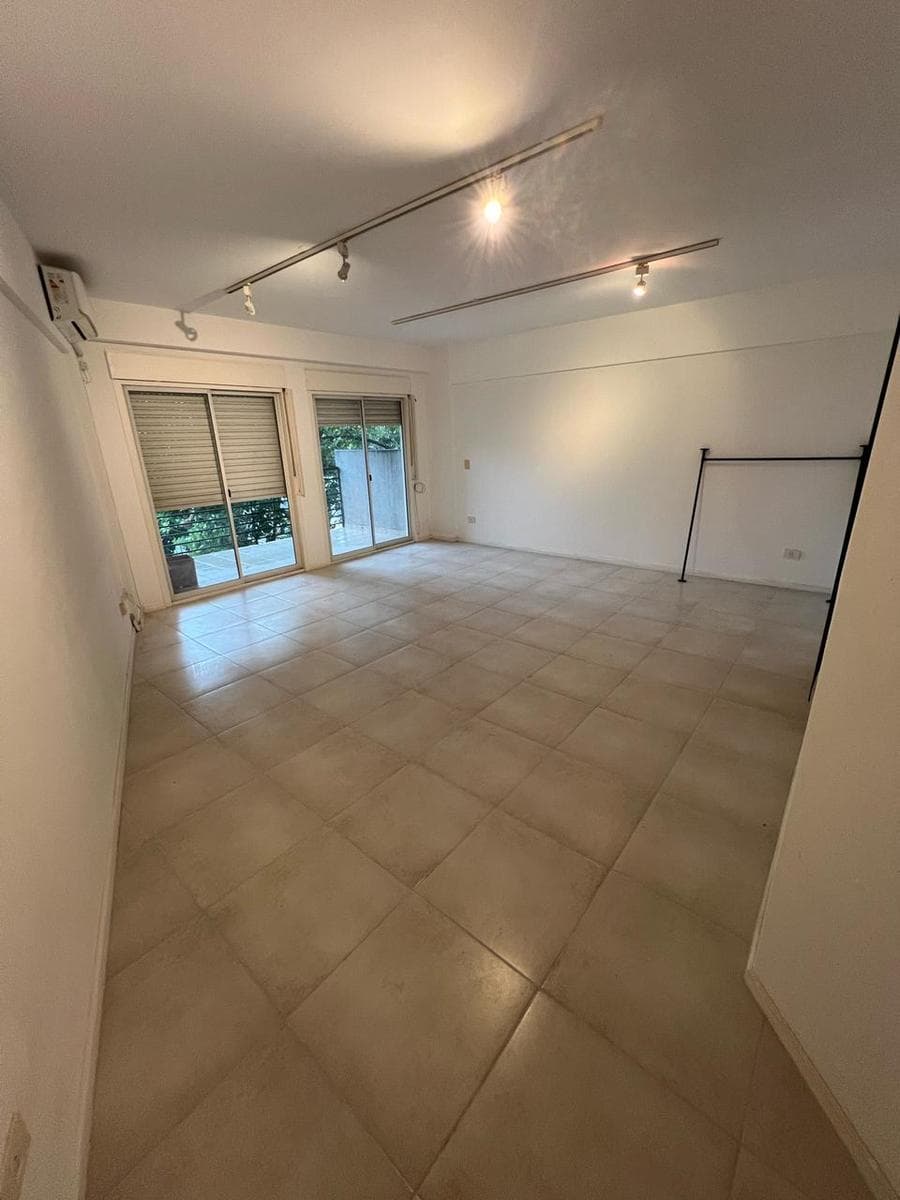Departamento en venta en La Lucila. Un ambiente se puede dividir, con balcón. - 1