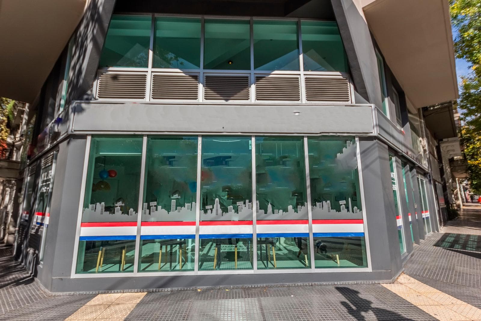 Local de 3 plantas en Flores - 1