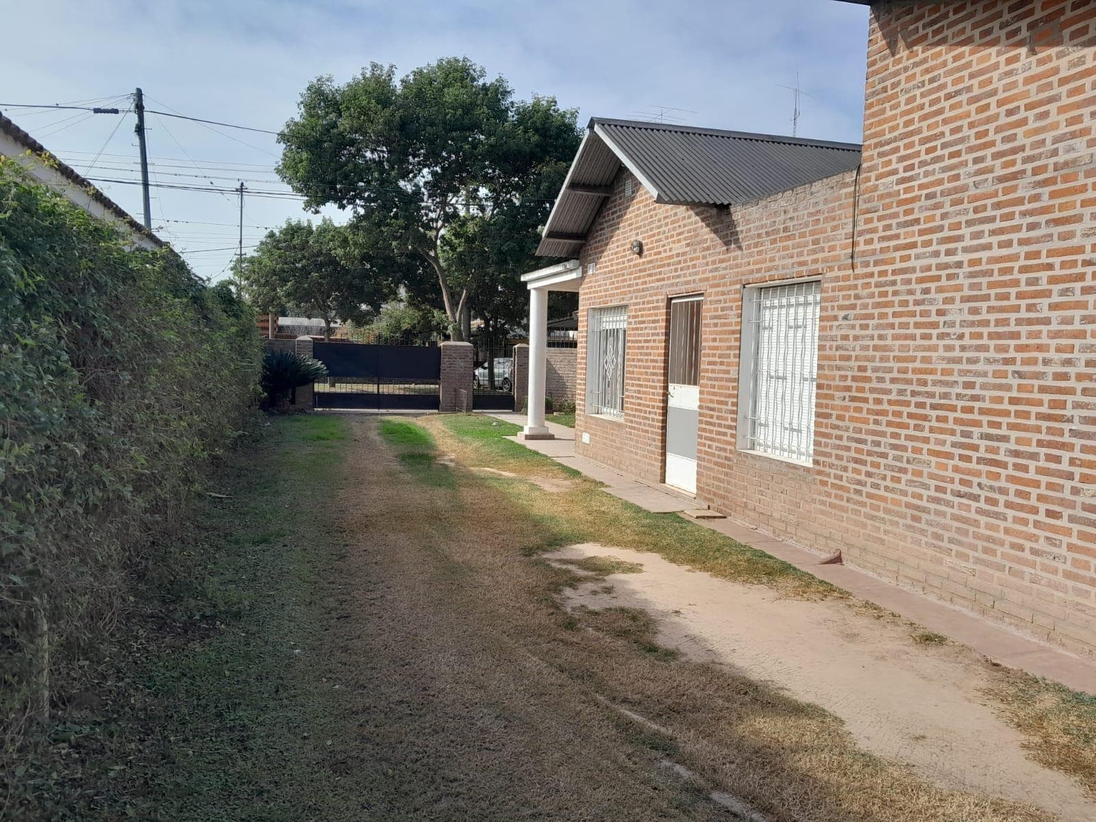Casa de 2 dormitorios en Oliveros con gran terreno. - 1