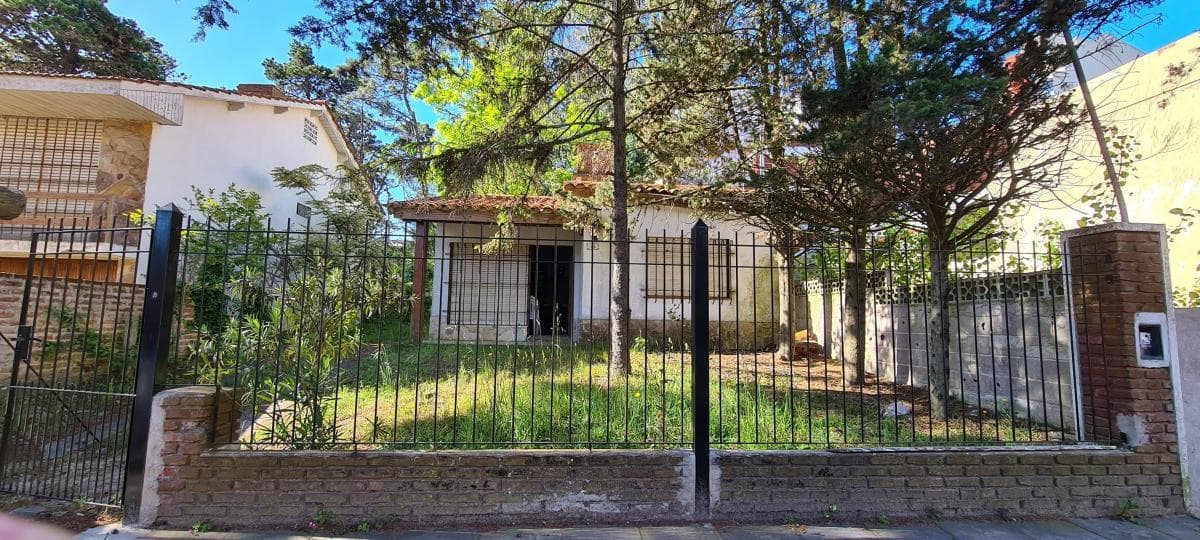 CHALET TRES AMBIENTES - A 100 METROS DEL MAR - ZONA RESIDENCIAL - 1