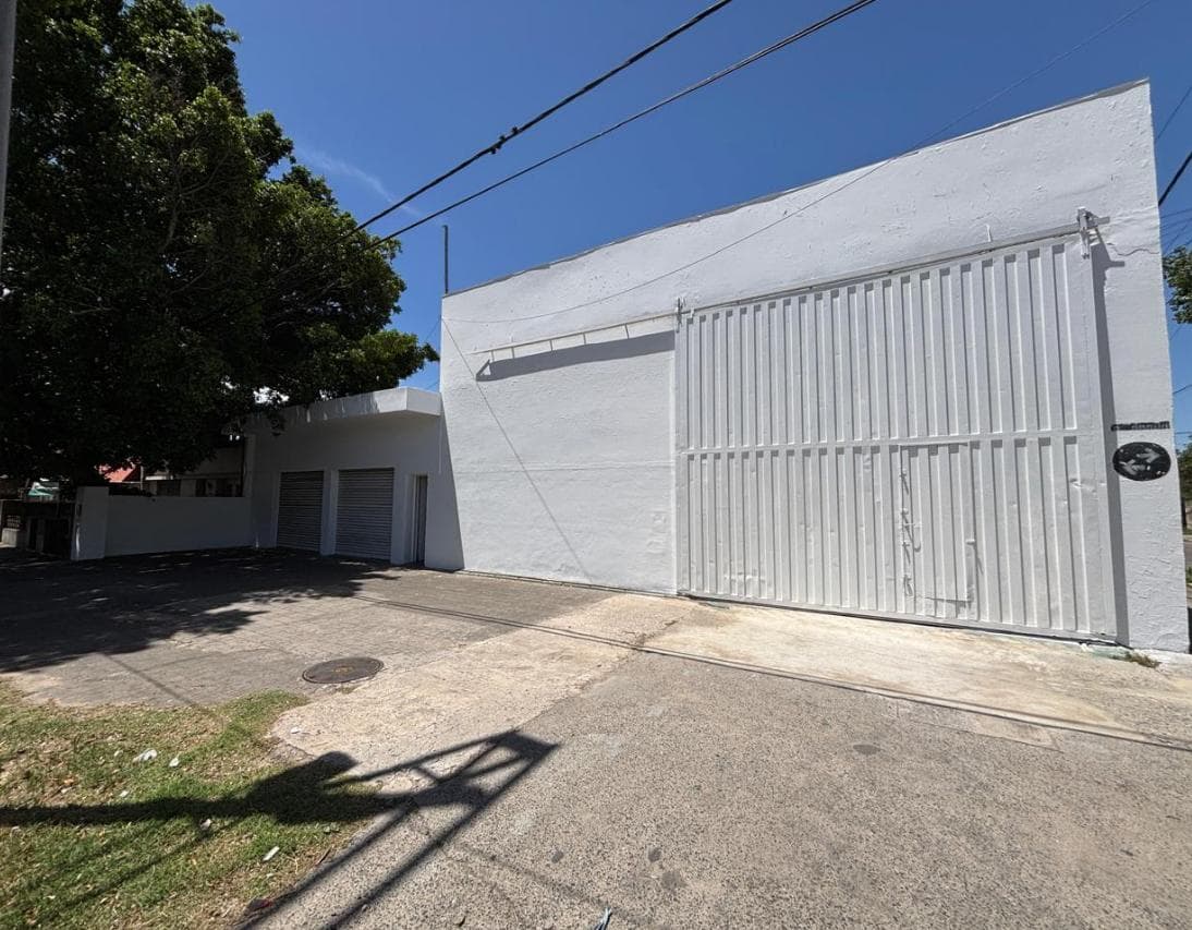 Galpón sobre Boulevard Oroño con doble entrada y salida para camion - 1