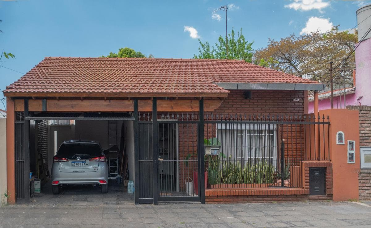 Venta -Casa de 4 ambientes en Villa Sarmiento - acepta permuta- apto credito - 1