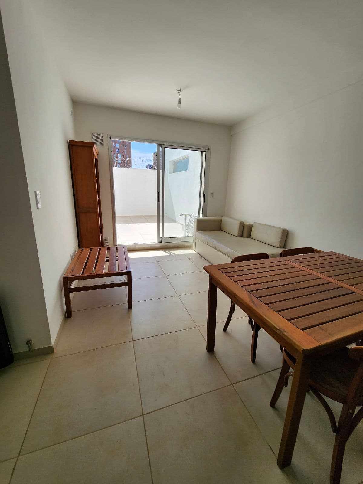 SE ALQUILA DEPARTAMENTO CON PATIO EN GUEMES - 1