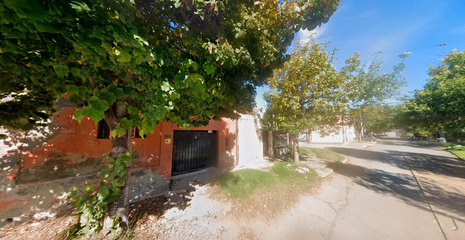 VENTA/PERMUTA - Casa de 3 dormitorios con patio y cochera a reciclar - Saladillo, Rosario. - 1