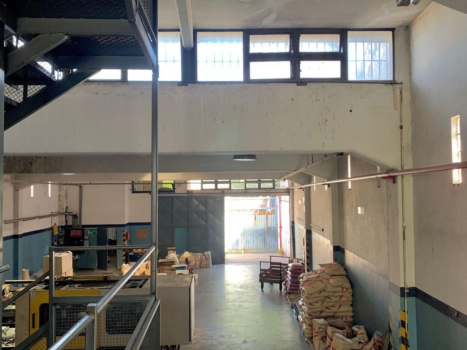 Galpon industrial/ Deposito en funcionamiento doble frente Porton corredizo - 1