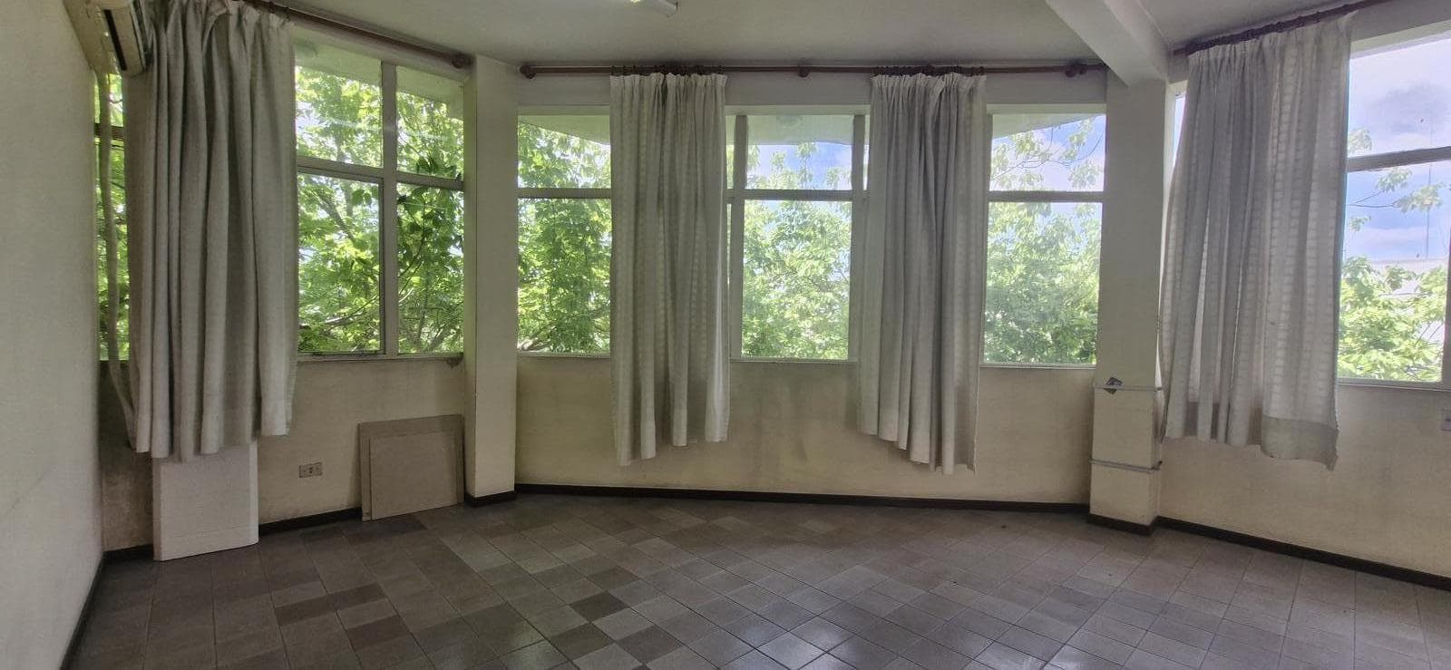 Venta Oficina 2 ambientes por escalera Centro de Pilar - 1