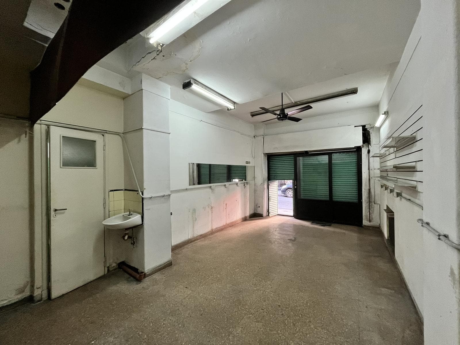 Venta Local Comercial en Barrio Monserrat, luminoso, amplio sotano, vitrina a la calle - 1