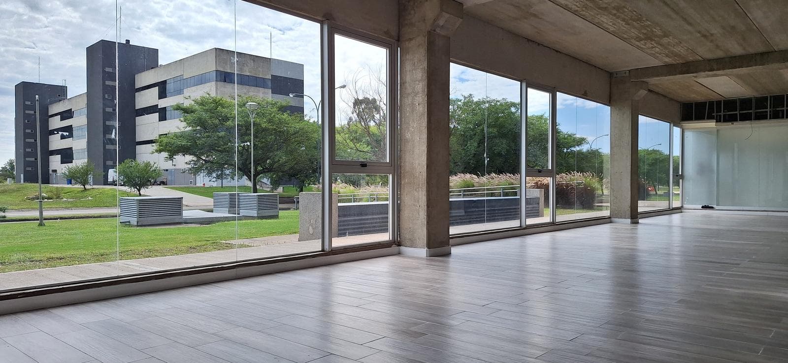 OFICINA PLANTA BAJA DE 285 M2 CON PORTON INDEPENDIENTE EN ALQUILER PARQUE EMPRESARIAL AEROPUERTO - 1